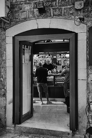 Bari bar BW