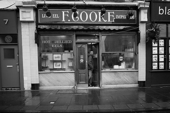F Cooke jellied eels BW