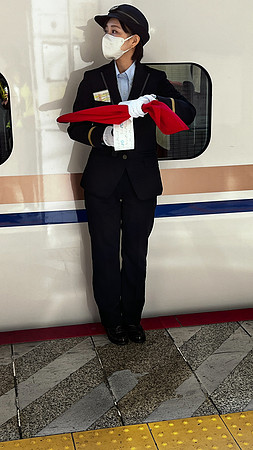Tokyo Shinkansen platform supervisor