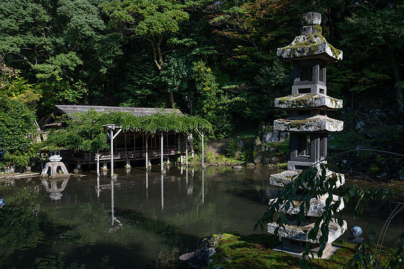Kanazawa gardens stone lantern and lake