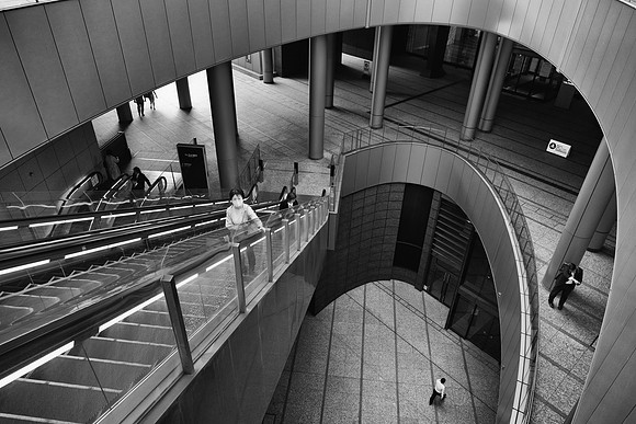 Tokyo escalator curve BW.