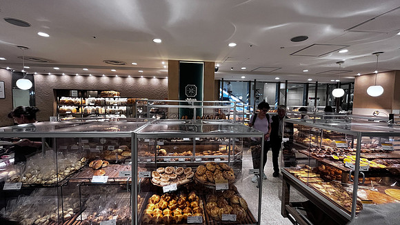 Tokyo dept store bakery Jenni with guide