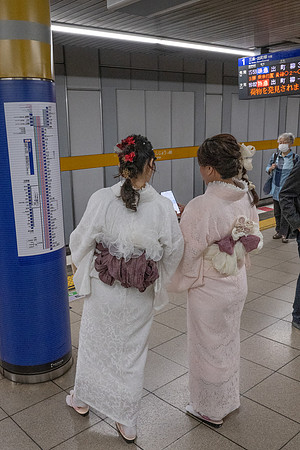 Osaka kimonos on subway