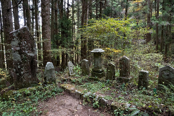 Tsumago Nakasendo gravestones