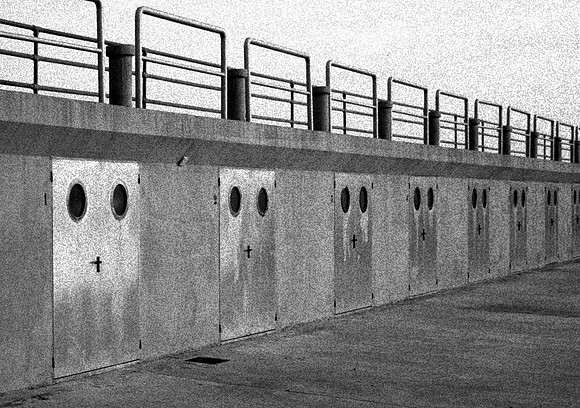 harbour walll bw