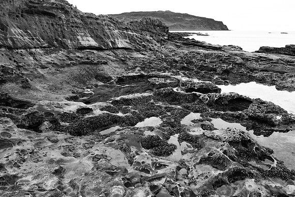 Eigg shore BW  2