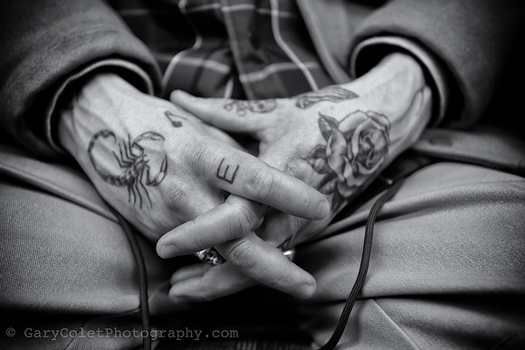 Tattooed hands London Bridge station bw 2