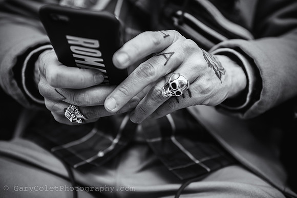 Tattooed hands London Bridge station bw