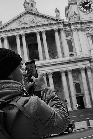St Pauls smartphone 8 bw