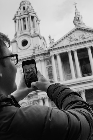 St Pauls smartphone 7 bw