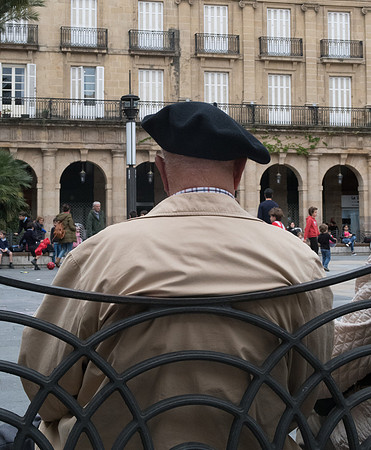 Plaza Nueva, Basque beret