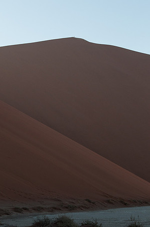 Deadvlei tiny people on top