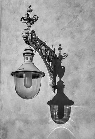 18 Sept Vienna lamp shadows bw