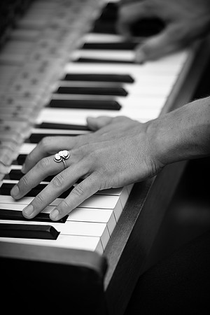 Piano hands bw 4