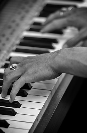 Piano hands bw 3