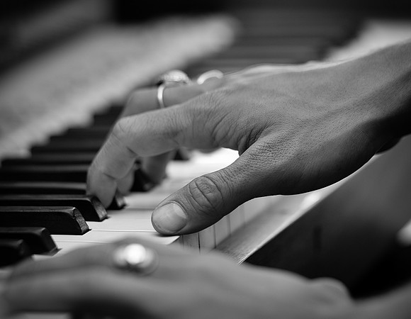 Piano hands bw 5