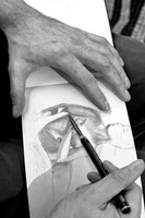 Hands drawing statue V&A BW