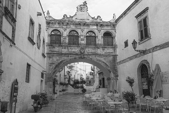 Ostuni cathedral arch cafe bw
