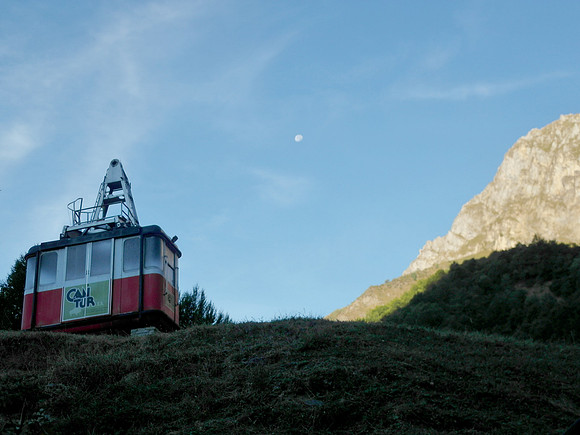 picos_fuente de old cablecar and moon