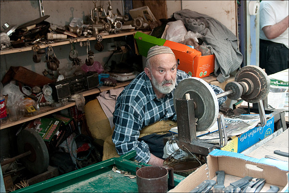 Jerusalem Mahane Market knife grinder