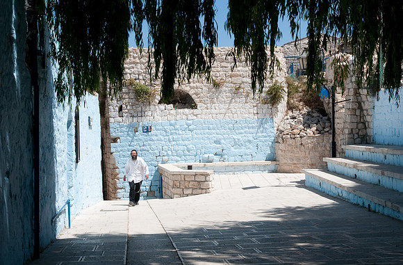 Safed blue walls