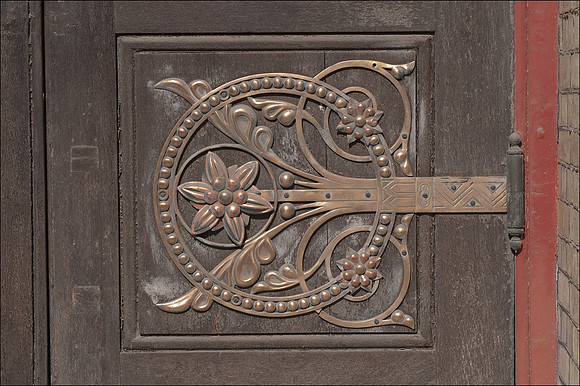 Main door hinge
