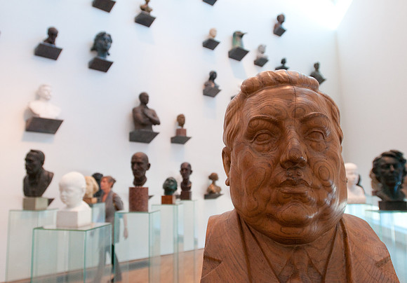Kumu gallery wooden bust