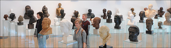 Kumu gallery busts
