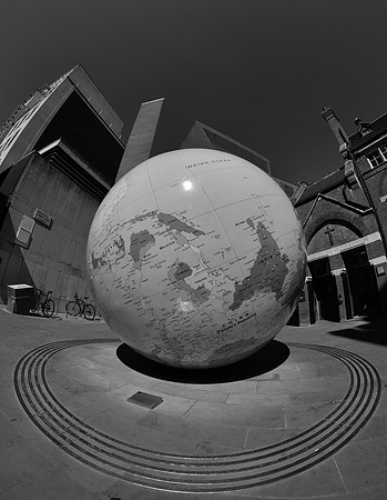LSE globe bw