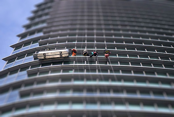 09 Feb Canary Wharf marriott abseilers landscape