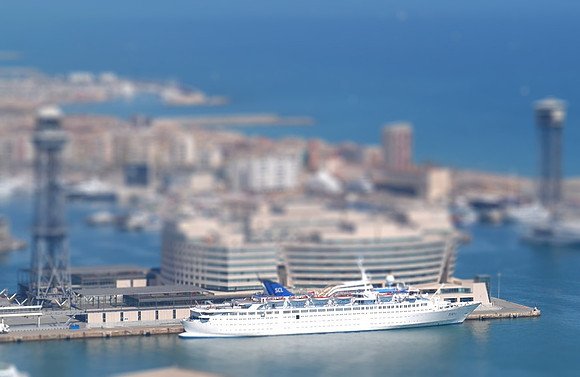 barcelona harbour tiltshift