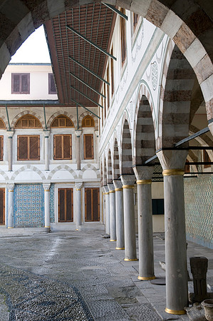 topkapi harem courtyard