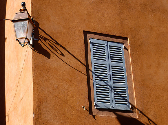valbonnes lamp shadow