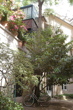 paris may 04 bicycle in courtyard