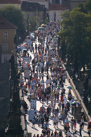 charles bridge crowds