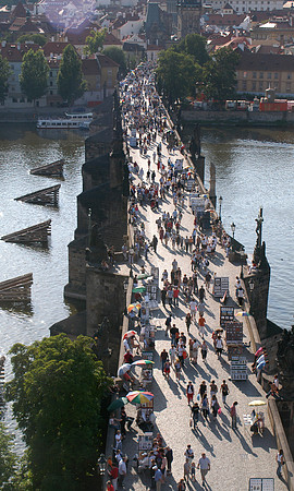 charles bridge crowds 2