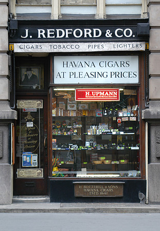 04 July London history tour cigar shop at Bank