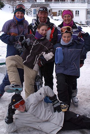 skiing03 gang outside hotel