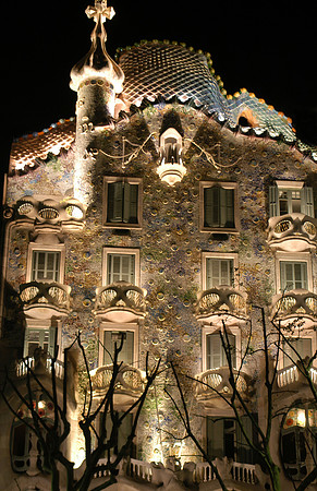 batllo facade night mid