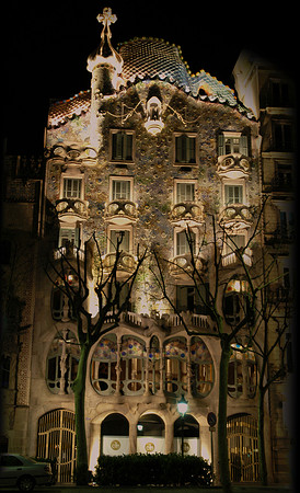 batllo facade night