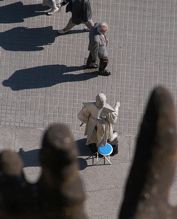 sagrada human statue