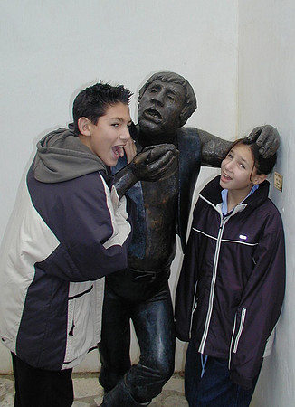 r l and hot dog statue 2 dec 01