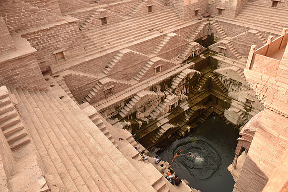 Kids jumping into step-well, Jodhpur, Rajasthan