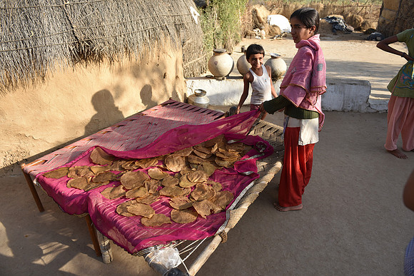 Drying popadums, Rohet