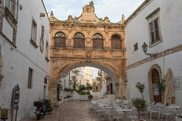 Ostuni cathedral arch cafe