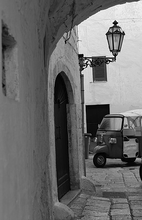 Ostuni tuktuk bw