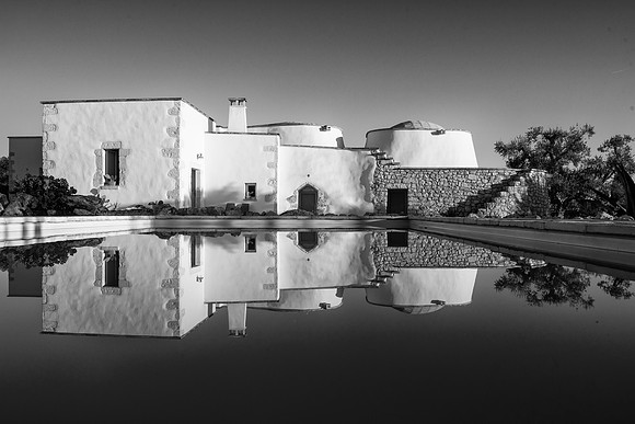 Ostuni trulli pool bw