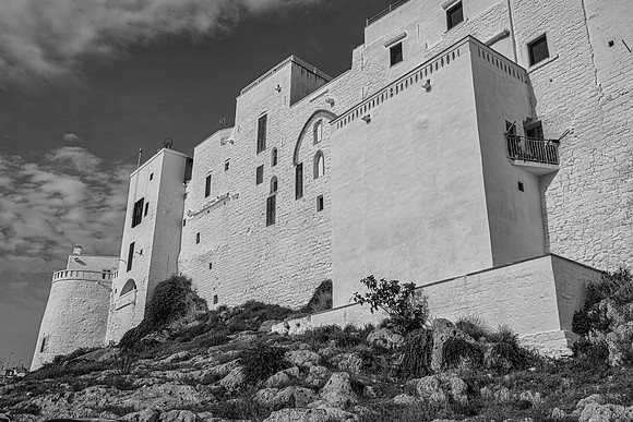 Ostuni walls bw