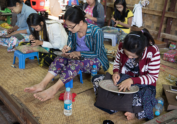 Bagan lacquerware workers