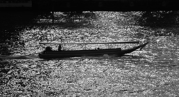 Bangkok longtail silhouette bw 1